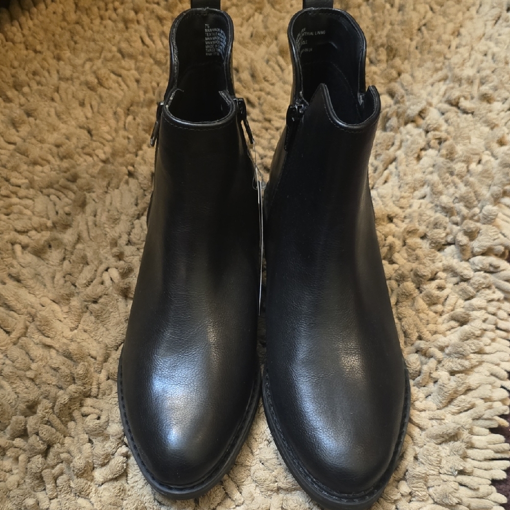 New Universal Thread Women's Size 7‎ 1/2 Black Boot Side Zip Man-made Materials